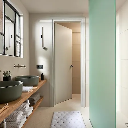 Cave Milos Adamantas (Milos)