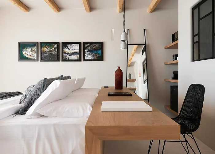 Cave Milos فندق *